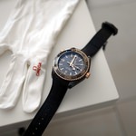 Omega_Seamaster_Planet_Ocean_Deep_Black_Sedna_Gold_3.JPG