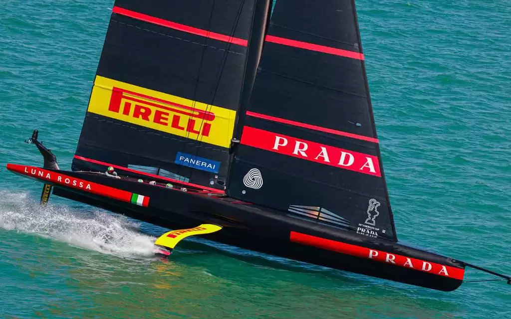 prada luna rossa