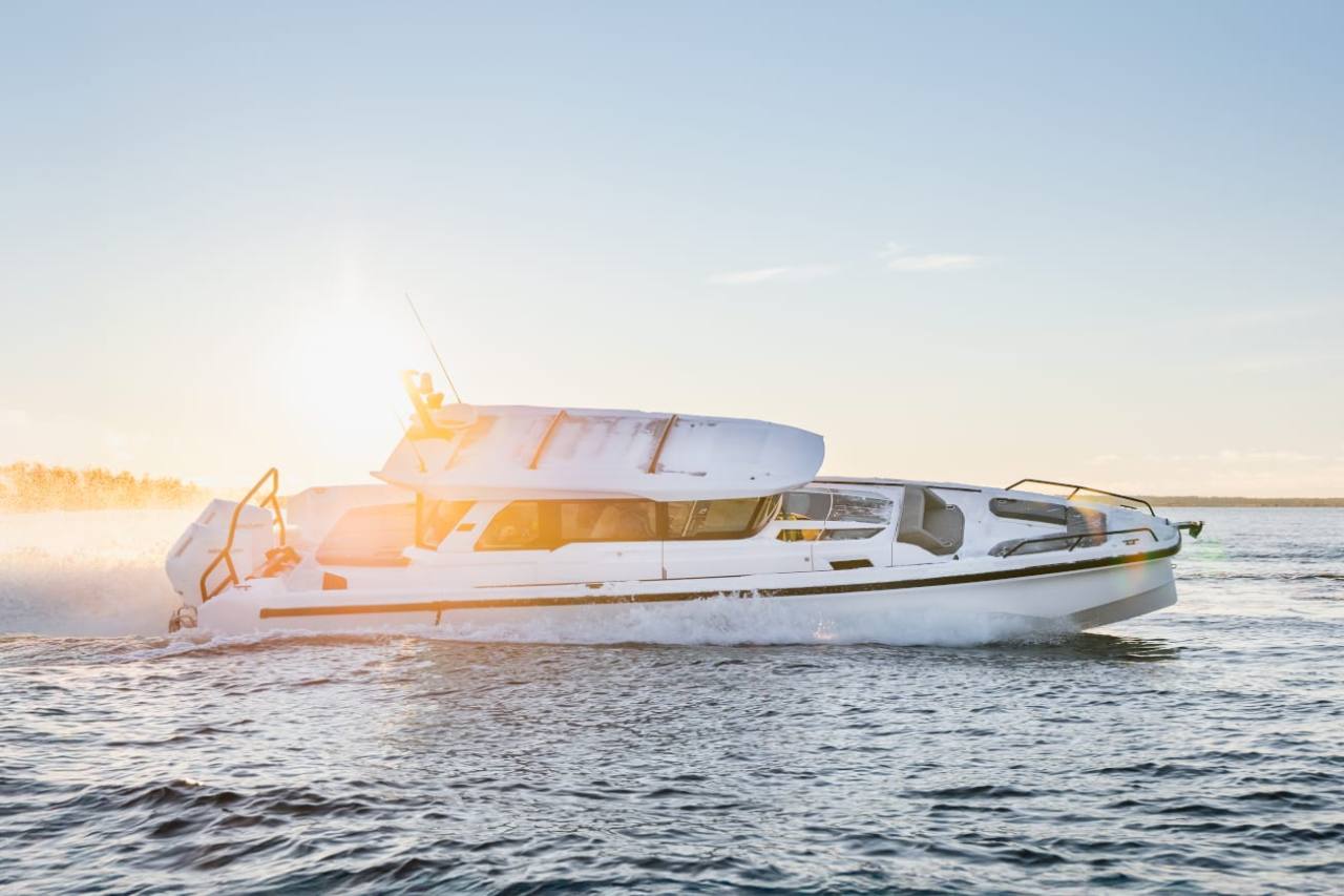Axopar 38 XC Cross Cabin top
