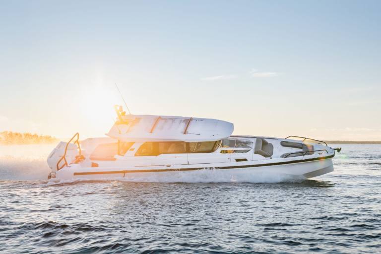 Axopar 38 XC Cross Cabin top