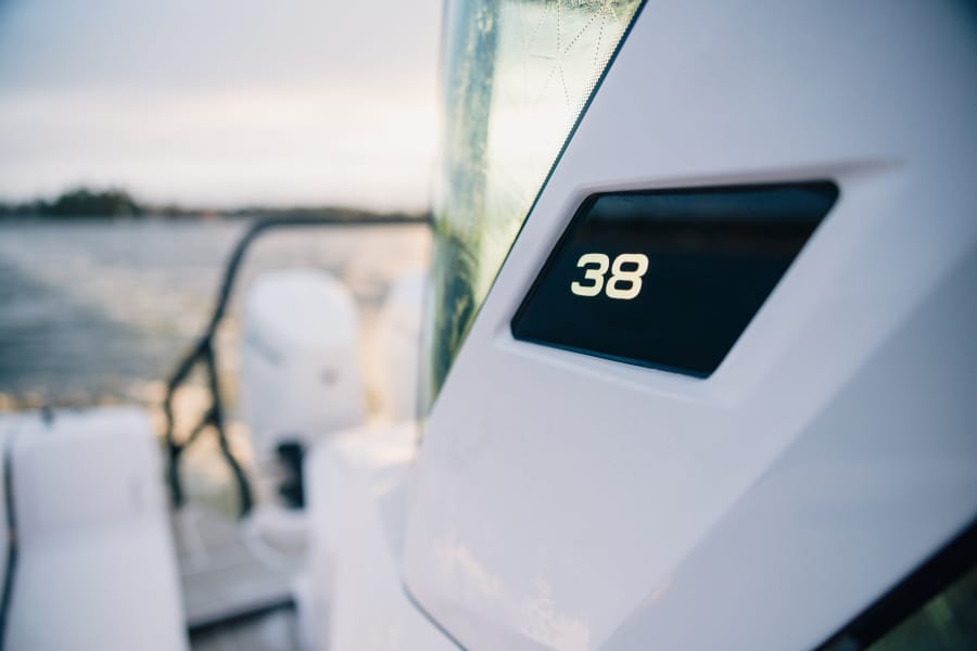 Axopar 38 XC Cross Cabin